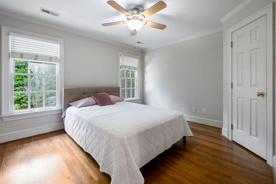 Chambre lumineuse, brasseur d'air avec éclairage au-dessus du lit